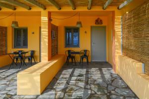 Rooster Guesthouse Rooms Andros Greece