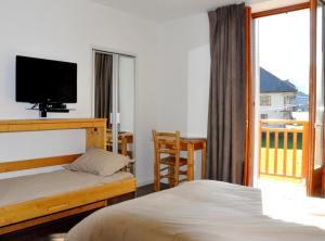 Hotels Hotel du Soleil : Chambre Familiale - Vue sur Montagne