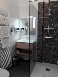 Hotels Hotel The Originals Miramar, Royan Pontaillac : photos des chambres