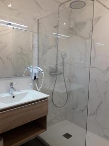 Hotels Hotel The Originals Miramar, Royan Pontaillac : photos des chambres