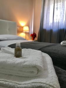 Großes Zweibettzimmer mit Gemeinschaftsbad.