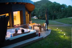 Lodges Bulle de Bois, ecolodge insolite avec spa privatif au milieu des volcans - Bulles d'Herbe : photos des chambres