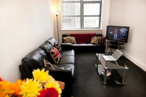 Lace Market Apartments - City Centre - 4 Beds Apartment with 2 Bathrooms and full Kitchen in George Street - close to Victoria Centre Shopping Centre and the Mercure Hotel - Outdoor Parking for Cars or Vans at five pounds a day