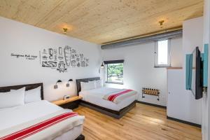 Queen Room room in The LARK