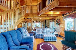 Three Bedroom House room in Mountains View