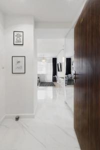 Grand Theatre Prime Apartment by BookingHost