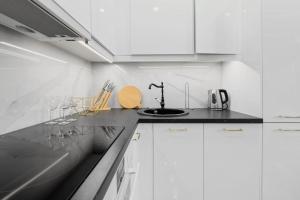 Grand Theatre Prime Apartment by BookingHost