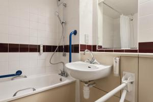 Double Room - Disability Access room in Days Inn Hotel Gretna Green