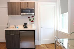 Modern Studio, 15 min Train to Boston