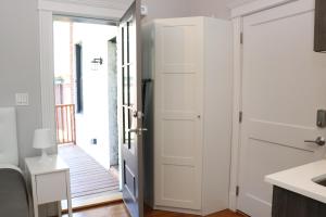 Modern Studio, 15 min Train to Boston