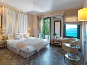 Villa Aria - Luxury Beachfront Villa with Pool and Tennis Court