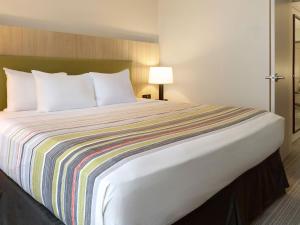 King Room - Non-Smoking room in Country Inn & Suites by Radisson Petersburg VA