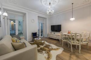 Vintage Flat Near Santa Justas Lift by LovelyStay