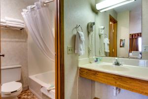 King Suite with Spa Bath room in Fireside Inn and Suites