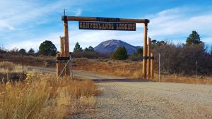 Ranch Mountain Cabin, Stunning! BBQ, Campfire, Hiking - image 1