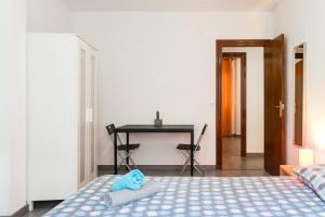 Lovely, new, bright 3 mins to beach apt 105 sq meters