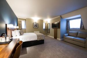 Family Room (2 Adults + 2 Children) room in Innkeeper's Lodge Birmingham - West  Quinton