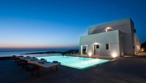 Paros Villa Sleeps 13 Pool Air Con WiFi