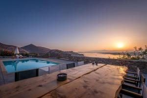 Paros Villa Sleeps 12 T478610