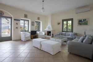 Villa Iris - Luxury traditional beachfront villa with swimming pool