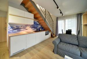 Subtelne i Stylowe Apartamenty Sun Seasons 24 w Karpaczu z Umeblowanym Balkonem by Noclegi Renters