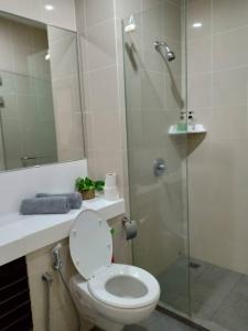118 Island Plaza Suite City8 by Joal