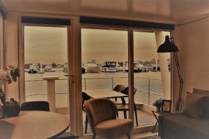 Cozy floating boatlodge "Maastricht".