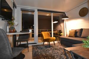 Cozy floating boatlodge "Maastricht".