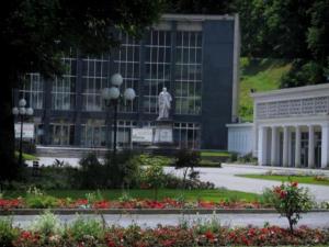 Allées dEtigny T1Bis 41 m2 1 chambre 4 couchages 200 m de la Crémaillère Express 400 m des Thermes