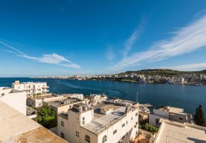 Bayview 2 bedroom seaview apartment with large terrace with panoramic views - by Getawaysmalta
