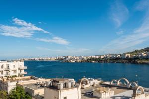 Bayview 2 bedroom seaview apartment with large terrace with panoramic views - by Getawaysmalta