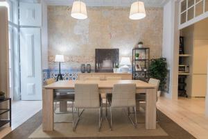 3 Bedroom Downtown Wonderwall by LovelyStay