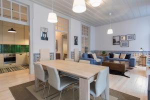 3 Bedroom Downtown Wonderwall by LovelyStay