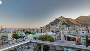 HOTEL MADNI ROYALE (50 Mtrs from Dargaah), Ajmer