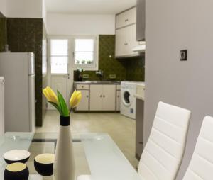 Tranquil Central Apt, behind Athens Caravel Area