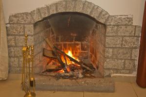 THE CEDAR VILLA AND APARTMENT,Bonefire,Cook,Helper,Kitchen,Lawn,Parking,5 min Drive Mall road