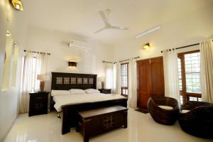 Hill House Waves and Shores