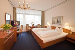 Double Room with Balcony and Land View room in Strandhotel Monbijou garni