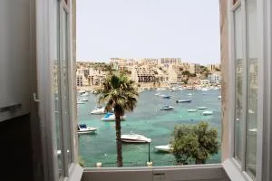 Blue Harbour 3 bedroom seafront apartment with large yard on the promenade - by Getawaysmalta - Mġarr