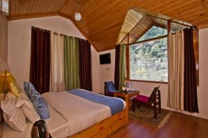THE CEDAR VILLA AND APARTMENT,Bonefire,Cook,Helper,Kitchen,Lawn,Parking,5 min Drive Mall road