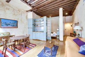 Marais-Rue des Rosiers ID 24