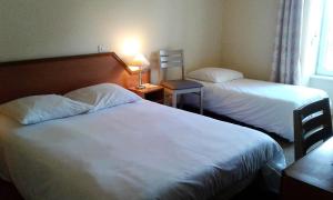 Hotels Hotel Restaurant Le Capricorne : Chambre Triple - Vue sur Rue 