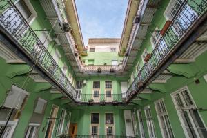 Timeless Apartment with FREE Private PARKING