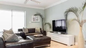 Comfortable Home, 7 min Walk to Beach, Hot Tub, - Pompano Beach