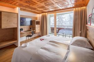 Basic Double Room with Mountain View room in Swiss Alpine Hotel Allalin
