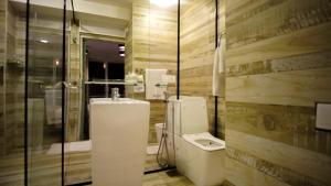 18 Faces with free off to Galle Fort by TukTuk