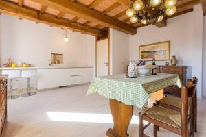 Villa Costanzi: Comfy Apartment Below The Cucco