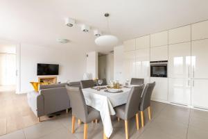 VIVE Modern 4 Bedroom Apartment up to 8 guests airconditioning parking