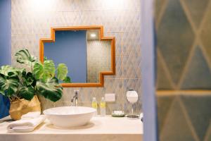 ROYAL PINEAPPLE HOTEL l a welcome to wealth and good fortune