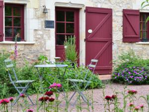 Maisons de vacances Cozy Holiday Home in Brion with Swimming Pool : Maison de Vacances 1 Chambre